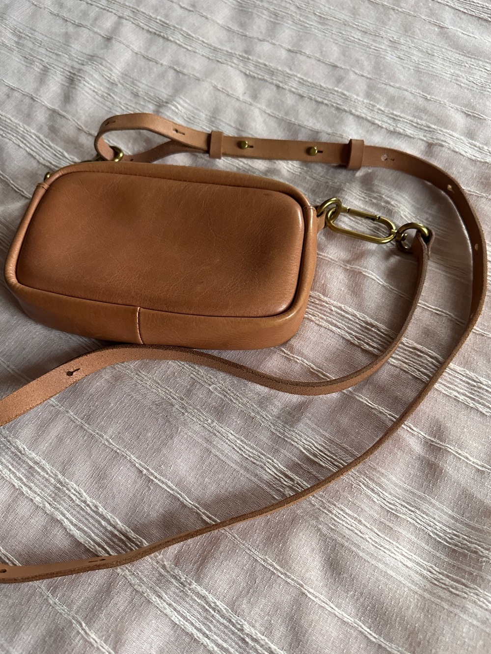 MADEWELL The Leather Carabiner Mini Crossbody Bag | Warm Hickory Tan - Picture 4 of 14